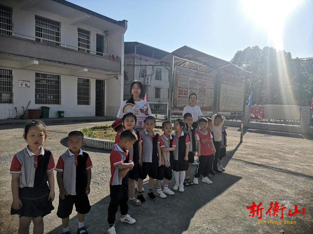 岭坡乡：宣传《国旗法》，从娃娃抓起
