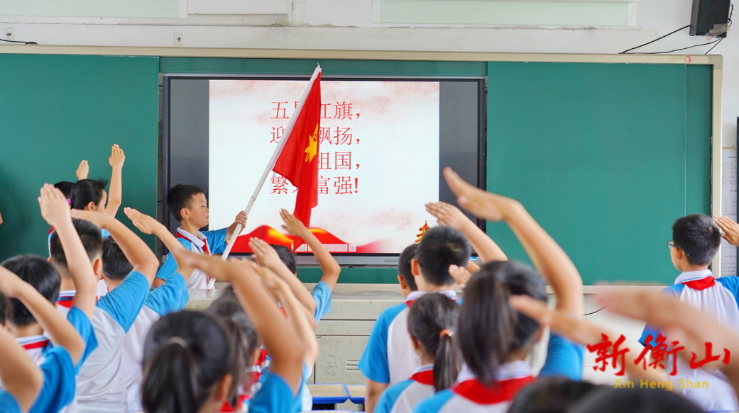 实验小学：唱响国歌 礼赞国旗 致敬国徽