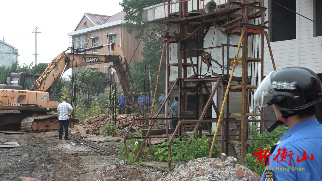 多部门联合执法 拆除县城一处违法建筑