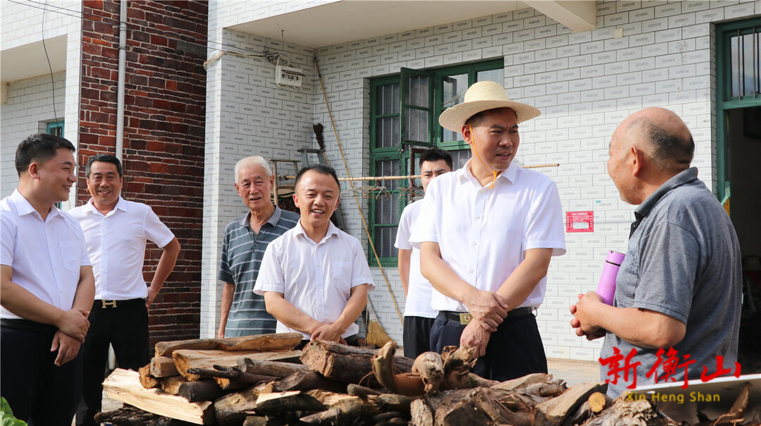 段晓赛现场调度防溺水、疫苗接种、人居环境整治等重点工作