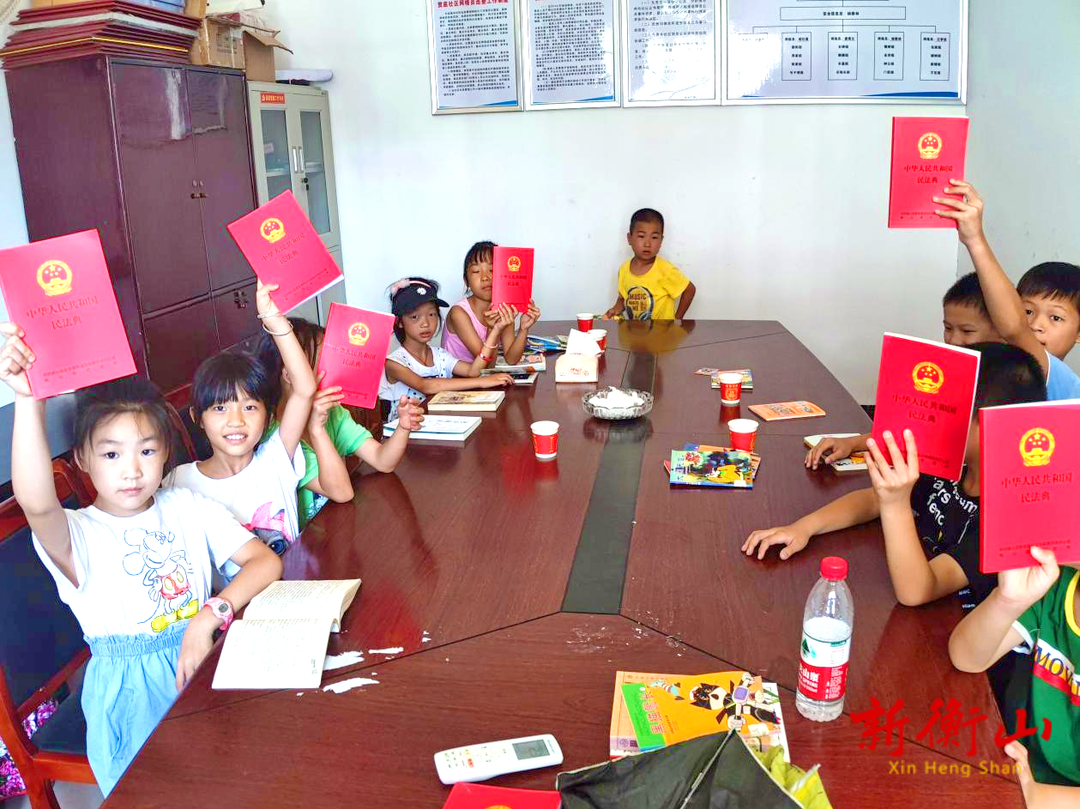 【我为群众办实事】新桥镇开展暑期青少年读书学法活动