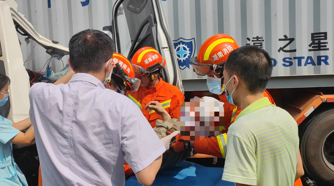 高温下 消防指战员救援被困司机