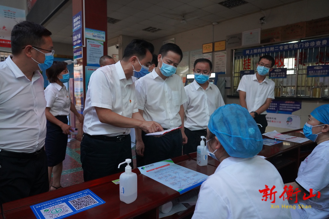 尹培国督导疫情防控和疫苗接种工作