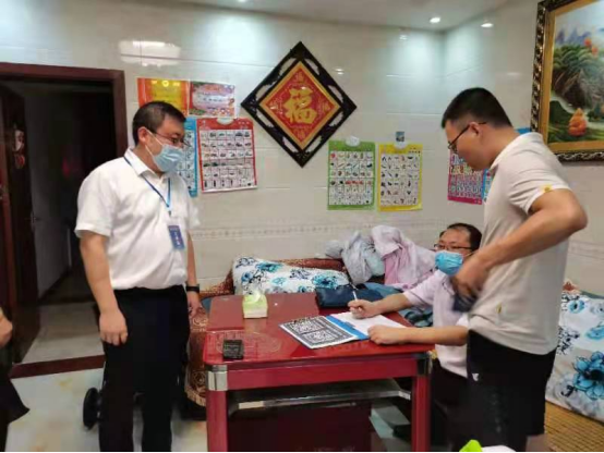 县领导登门入户开展疫情防控“敲门行动”