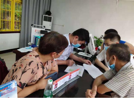 福田铺乡：让党旗在疫苗接种一线高高飘扬