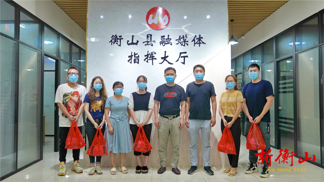 县融媒体中心慰问疫情防控新闻战线工作者