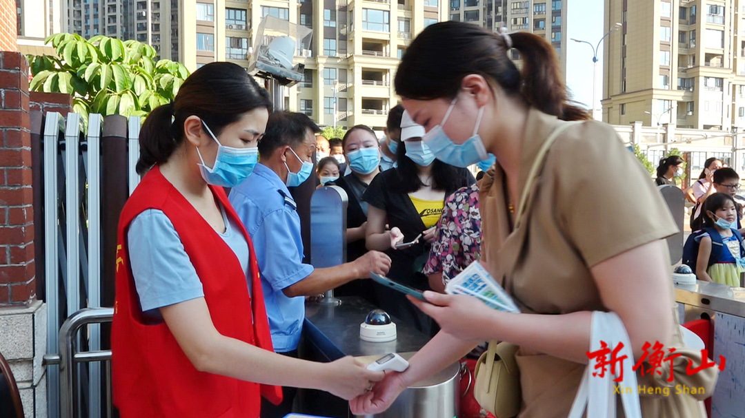 县妇联：护航开学 巾帼志愿者在行动
