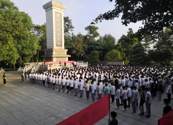 开学第一课 | 县职专：900名学子缅怀革命先烈 培育爱国精神