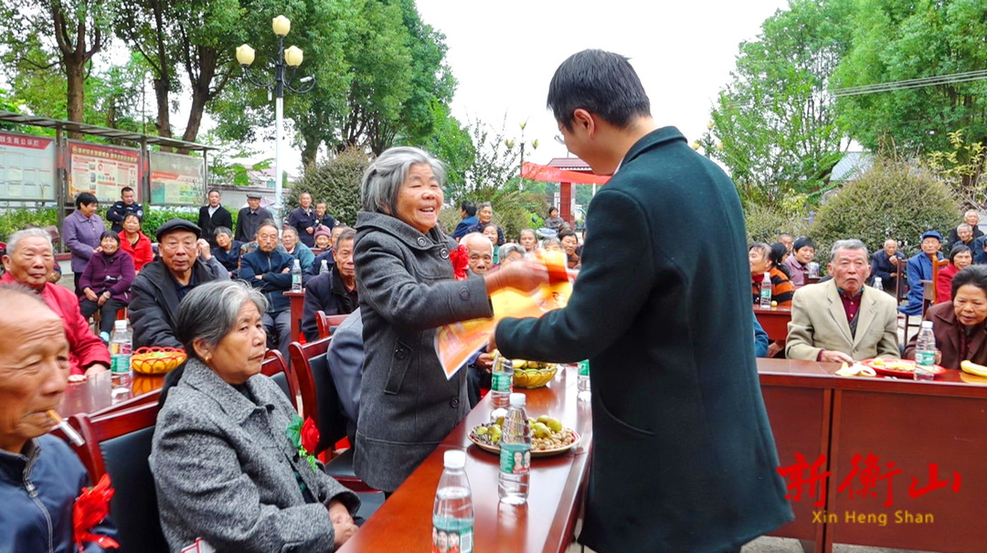 长江镇永丰村：12位“贤德”老人受到表彰