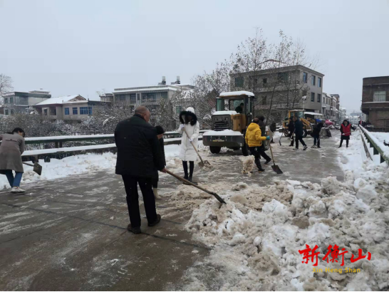 【战冰雪 保民生】江东乡、白果镇合力除冰扫雪保畅通