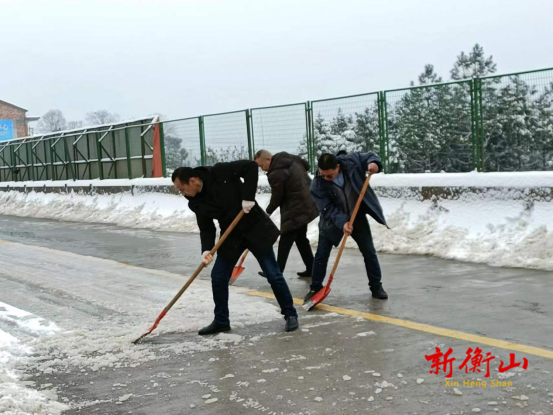 【战冰雪 保民生】贯塘乡：党员干群铲雪除冰“忙”