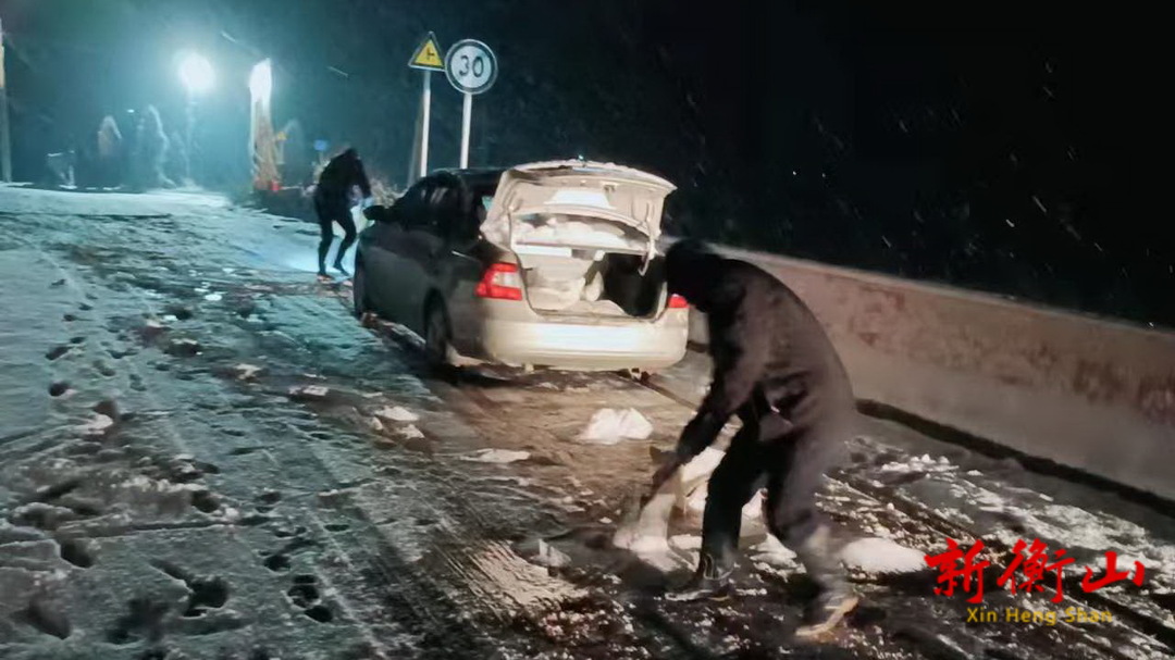 【战冰雪 保民生】长江镇：积极开展扫雪除冰行动 为群众出行保驾护航