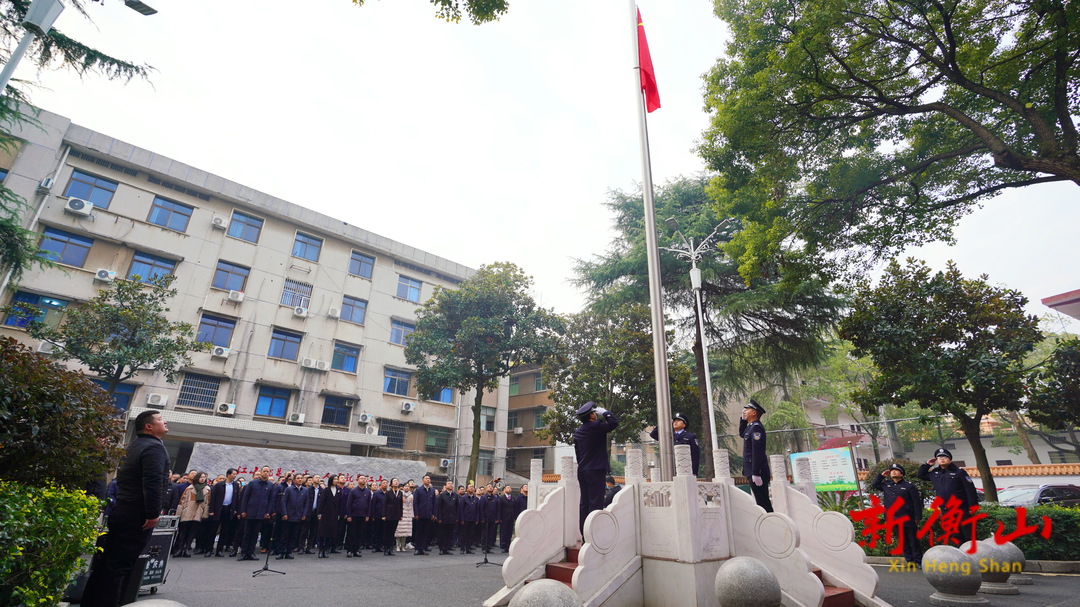 凝聚感恩奋进力量！县政府举行升国旗仪式