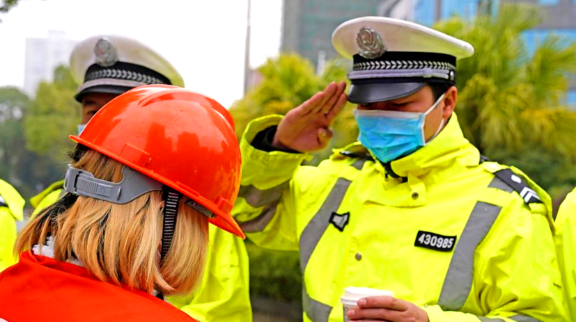 衡山交警收到暖心奶茶
