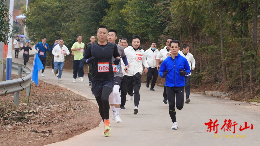 我县“虎果送福”迎新健康跑开跑