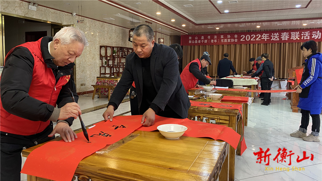 衡山：书法家挥毫送春联添“年味”