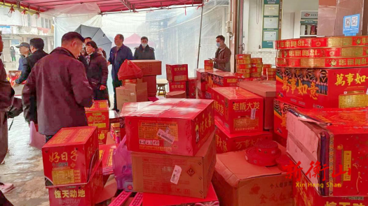 新桥镇开展烟花爆竹“打非治违”联合执法行动
