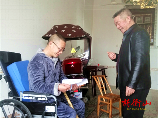 江东乡﹕送学上门 行动不便的党员喜获“精神食粮”