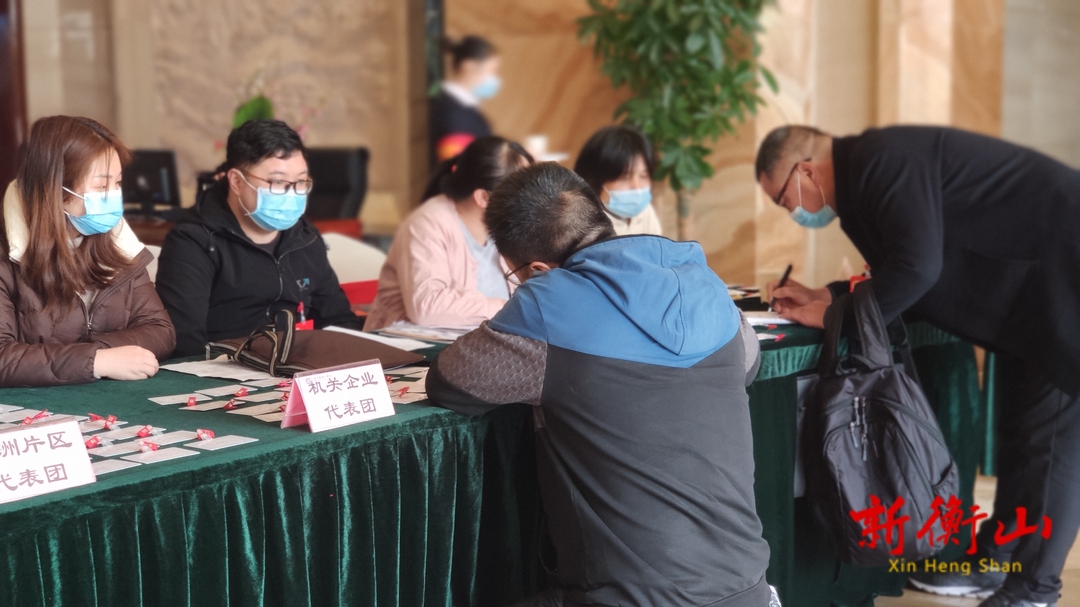 【视频】参加县十四届人大二次会议的人大代表陆续报到