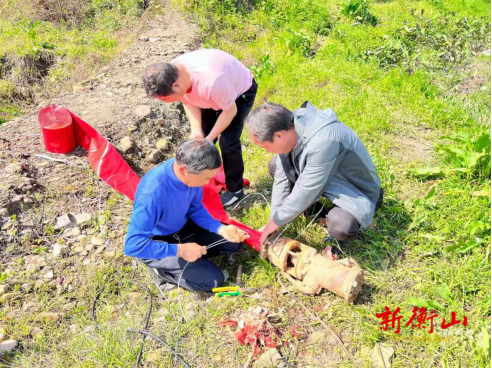县水利局驻南坪村工作队助力备春耕