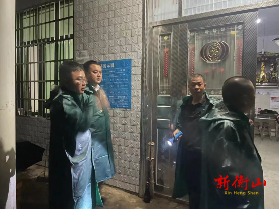 突降暴雨，店门镇连夜紧急排查汛期隐患