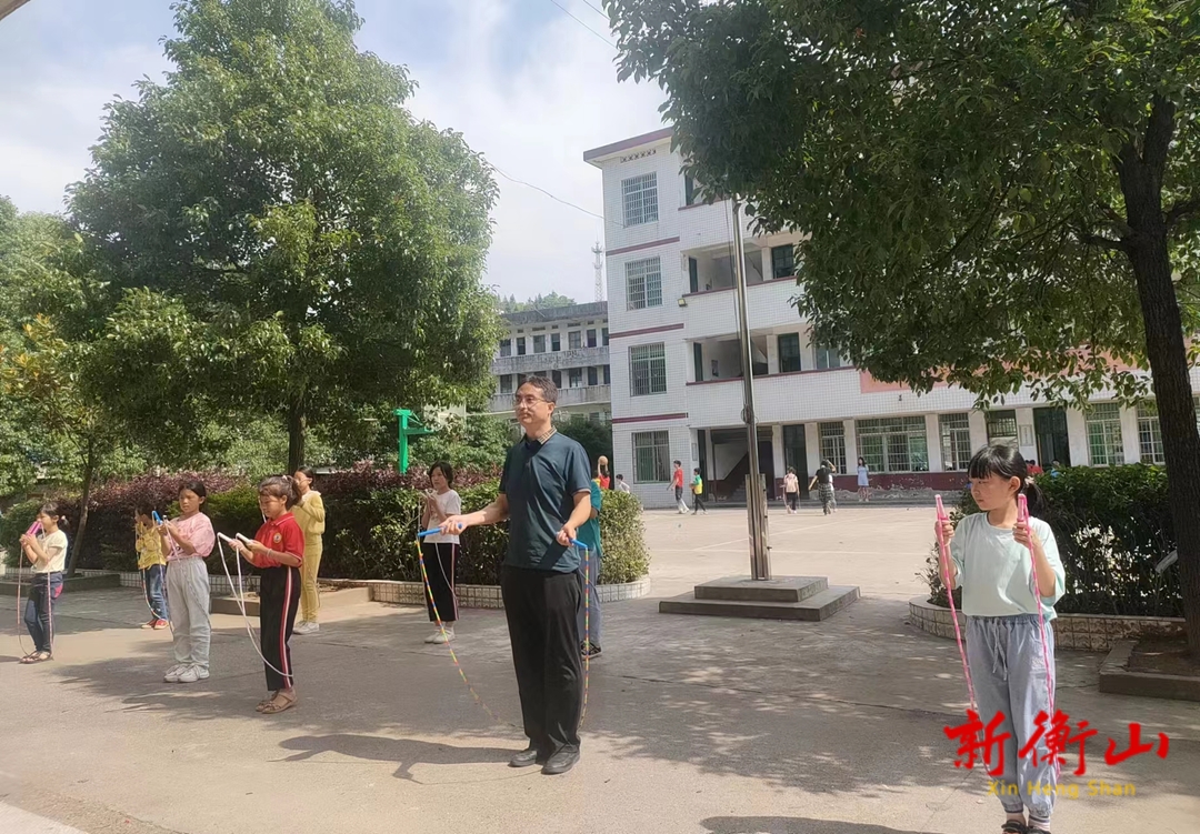 花样跳绳  舞动青春 —东湖镇中心完小“双减”进行时