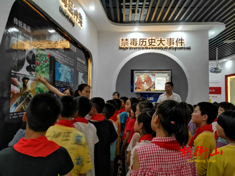 远离毒品，关爱未来 店门镇组织学生到县禁毒教育基地参观学习