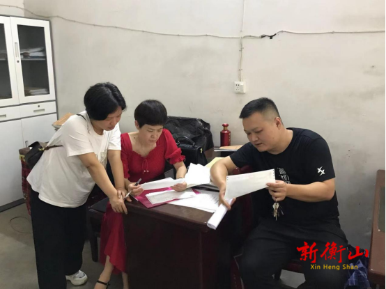 县司法局对辖区的律师事务所、基层法律服务所进行年度考核检查