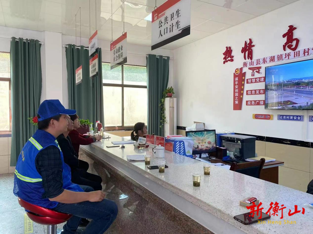 东湖镇组织收看党的二十大开幕会直播