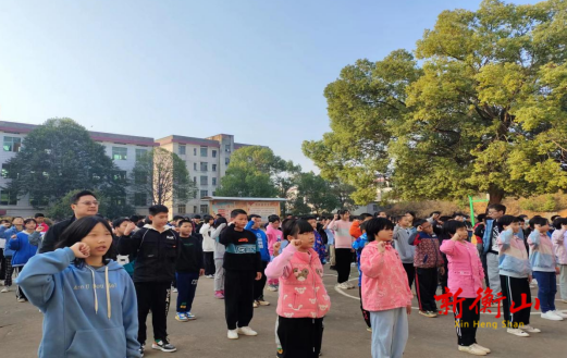 小手拉大手，美丽校园齐动手——白果一中“弯腰行动”启动仪式