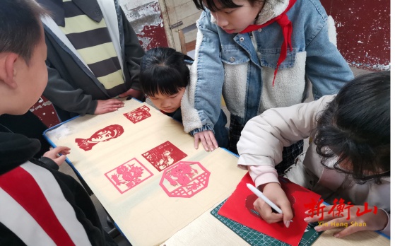 文明实践 | 白果镇长青完小：剪纸学“雷锋”