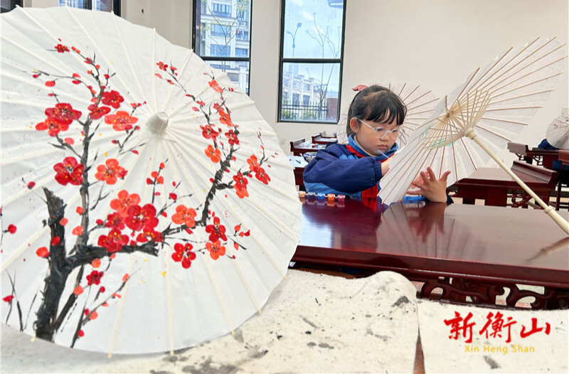 我们的节日·清明 | 县城北小学：学子手绘非遗油纸伞 遥寄清明哀思