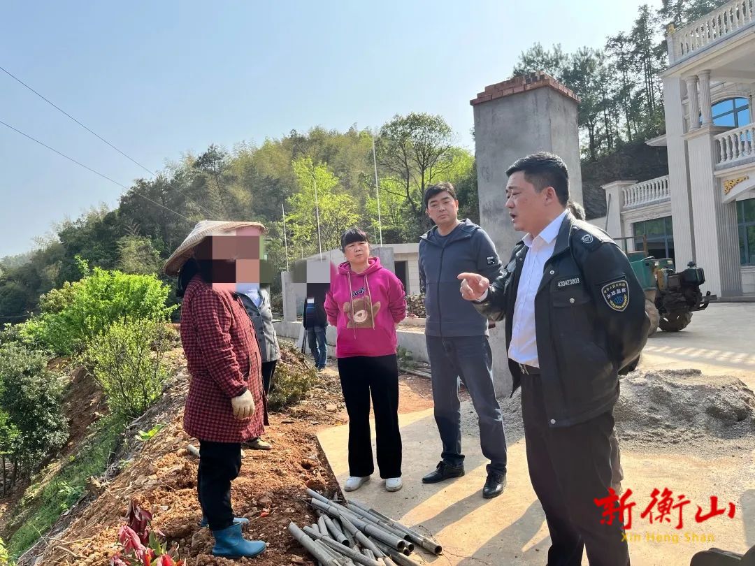 新桥镇依法查处两起向河道、水库倾倒渣土行为