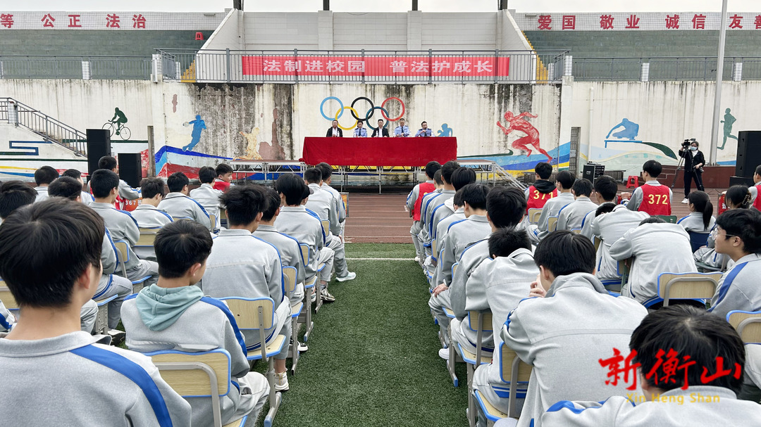 县公安局送法进职专 呵护学生健康成长