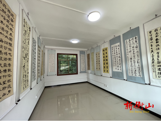 文明实践 | 县老干部志愿者为文立正故居陈列馆书法展布展