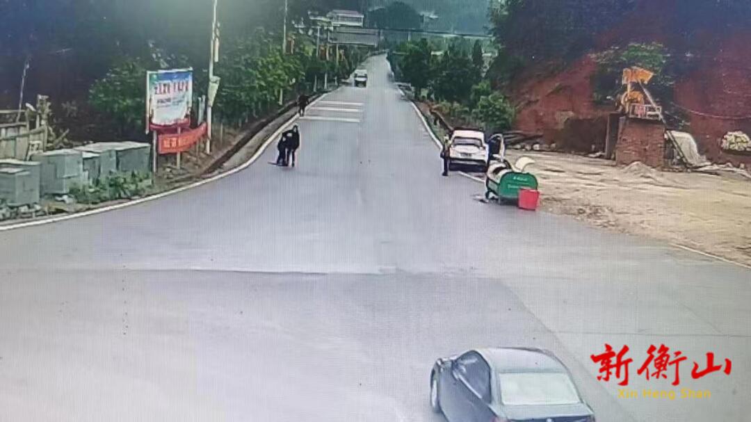 老人不慎摔倒 路人调转车头帮忙扶起
