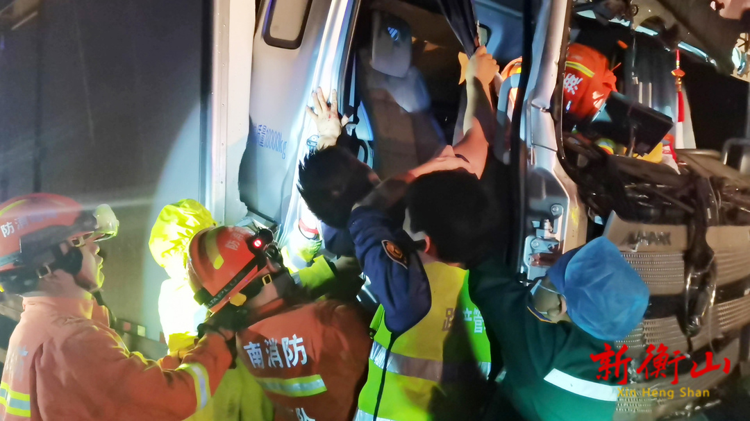 面包车“夹缝”超车   造成三车相撞