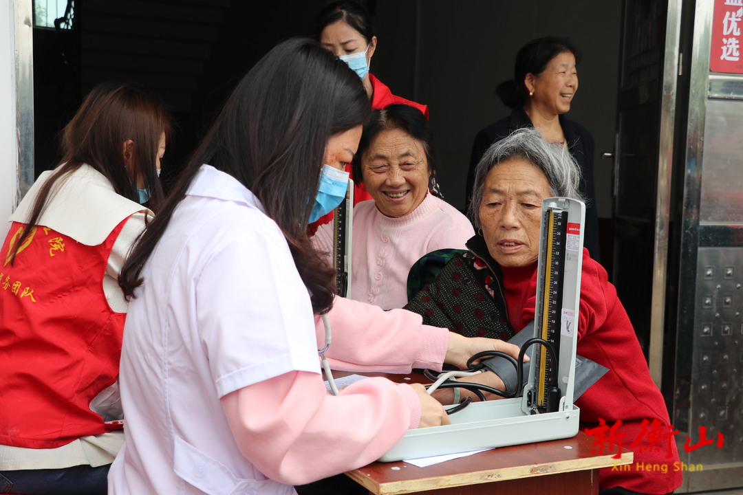 县中医医院、县第二人民医院开展医共体联合下乡义诊活动
