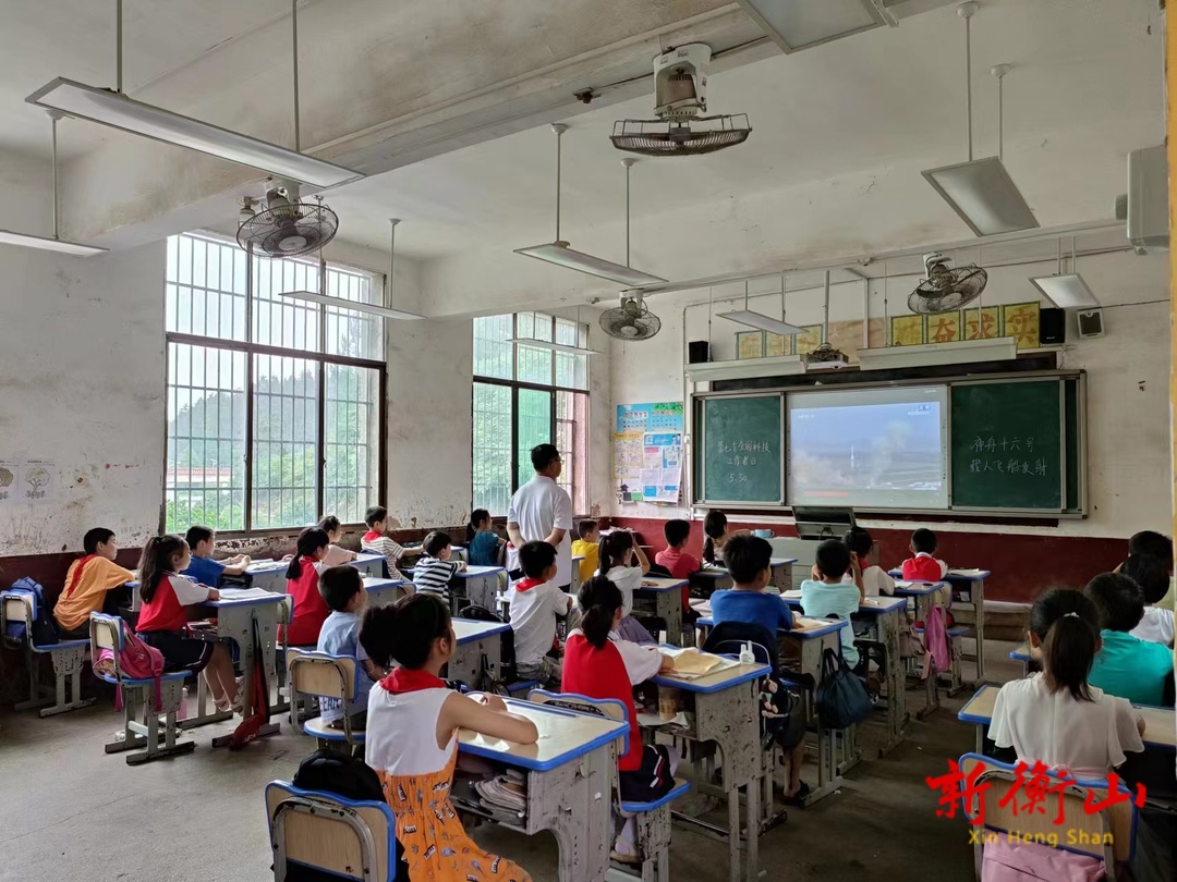点亮学生向前的心光——东湖镇马迹完小组织学生观看神舟十六号载人航天飞船发射