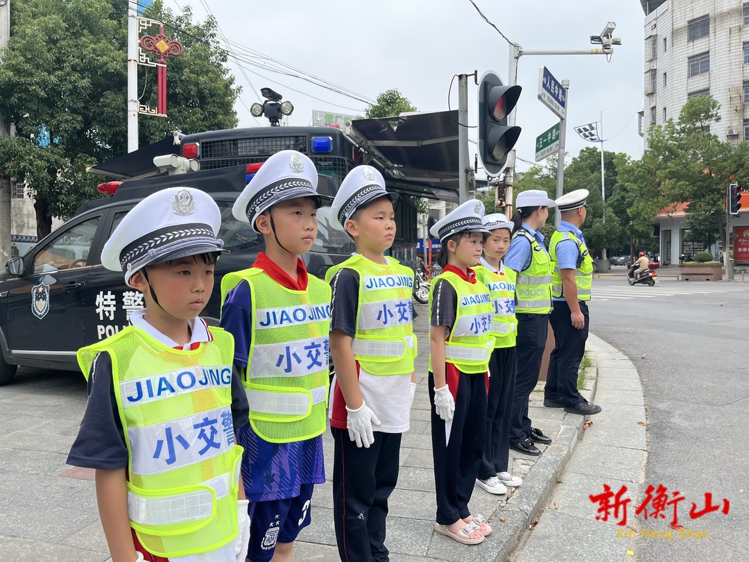 小小交警上岗“执勤”过六一