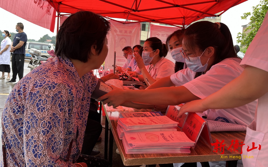 我县开展消除“艾梅乙”母婴传播宣教暨“妇幼下乡送健康”义诊活动