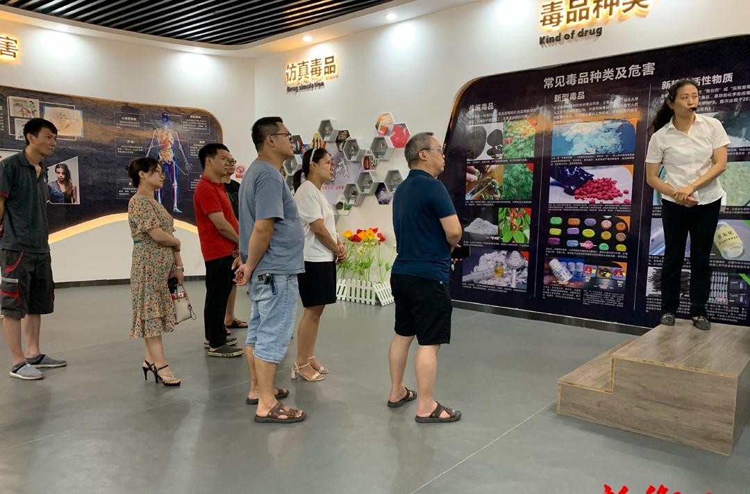 县检察院组织快递员参观禁毒教育基地