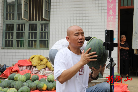 贺家山社区：西瓜滞销农户急，爱心助农解难题