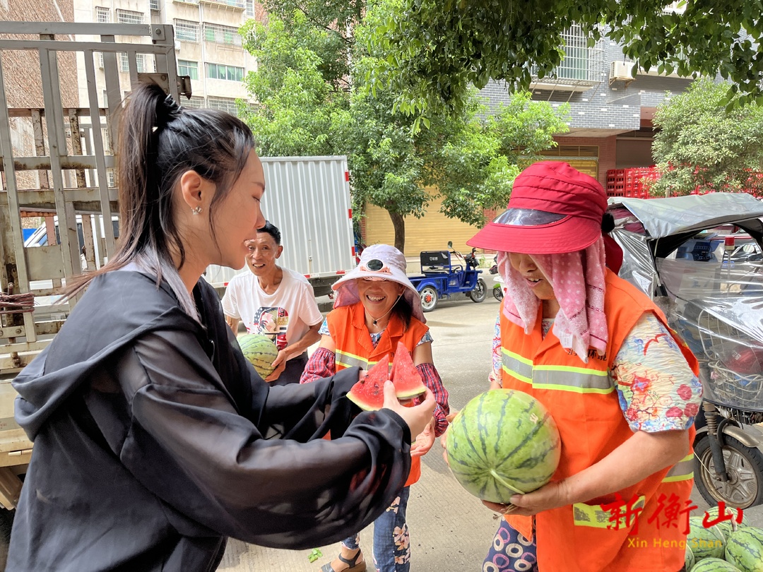 爱心人士送西瓜为“城市美容师”消夏解暑