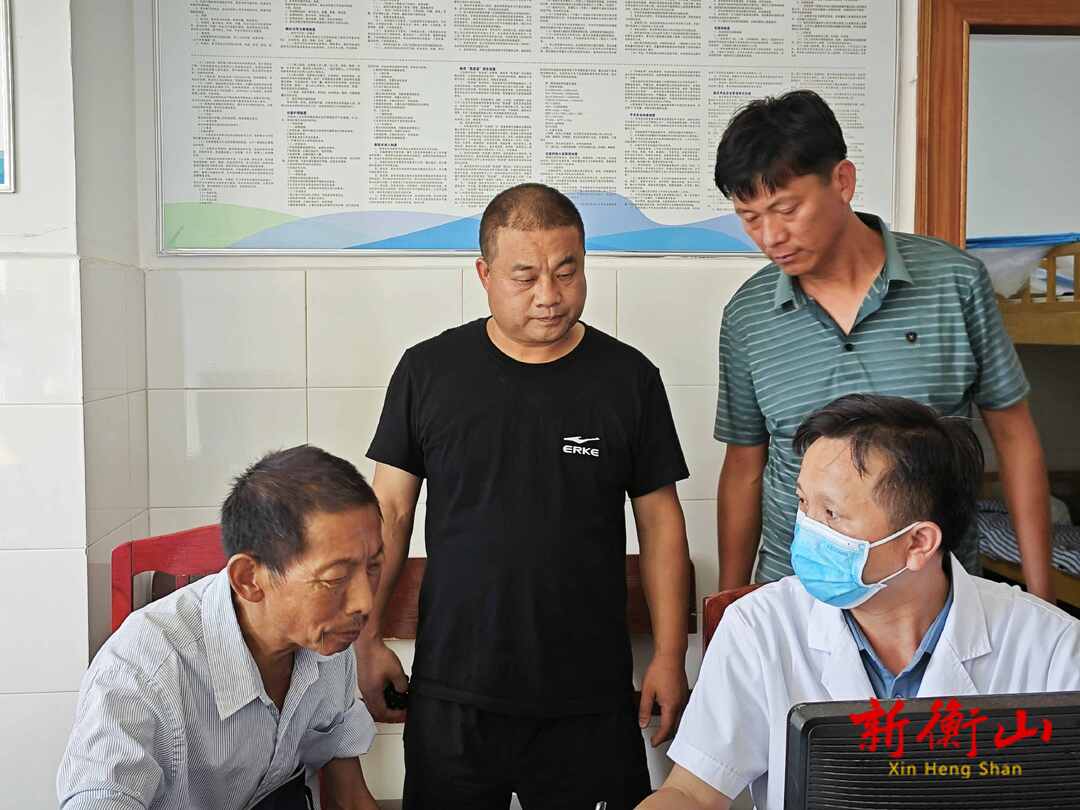 六旬老人患眼睛囊肿 医院爱心援助免费手术