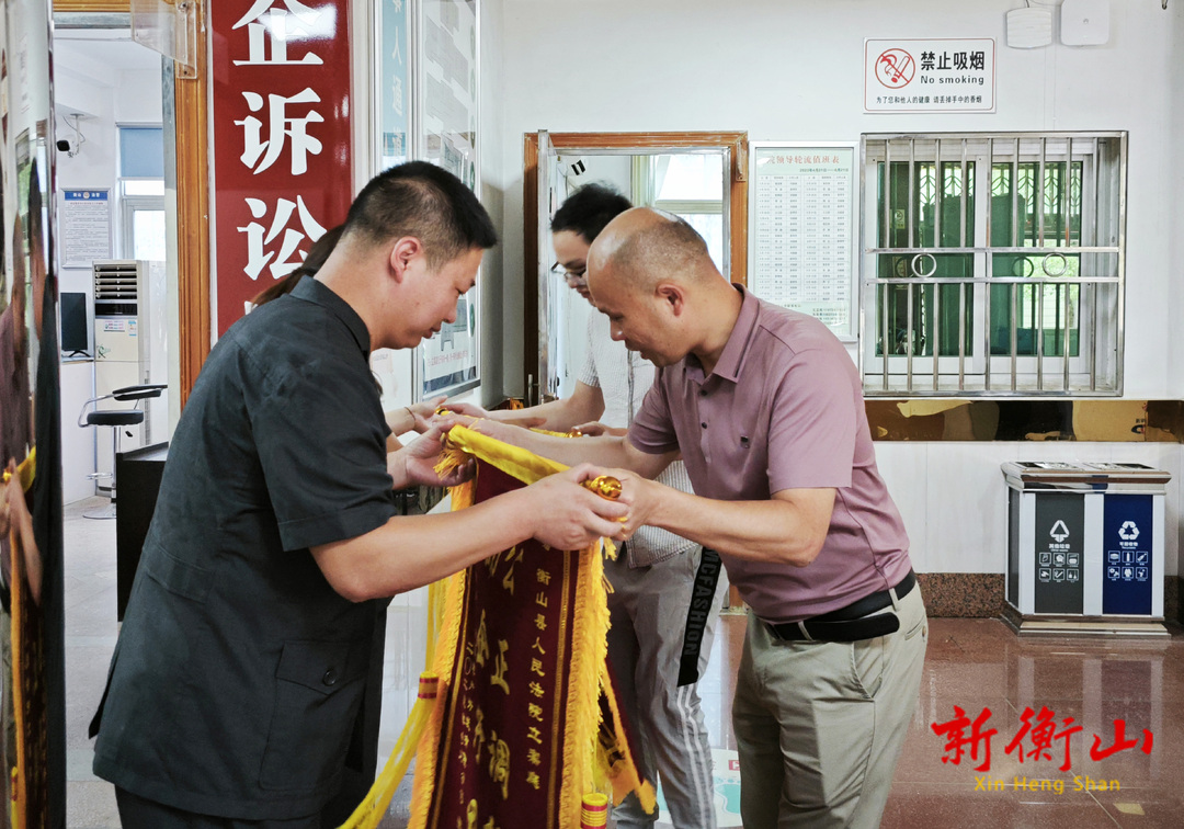 “诉前调解+司法确认”助企解纷  企业双方点赞送锦旗