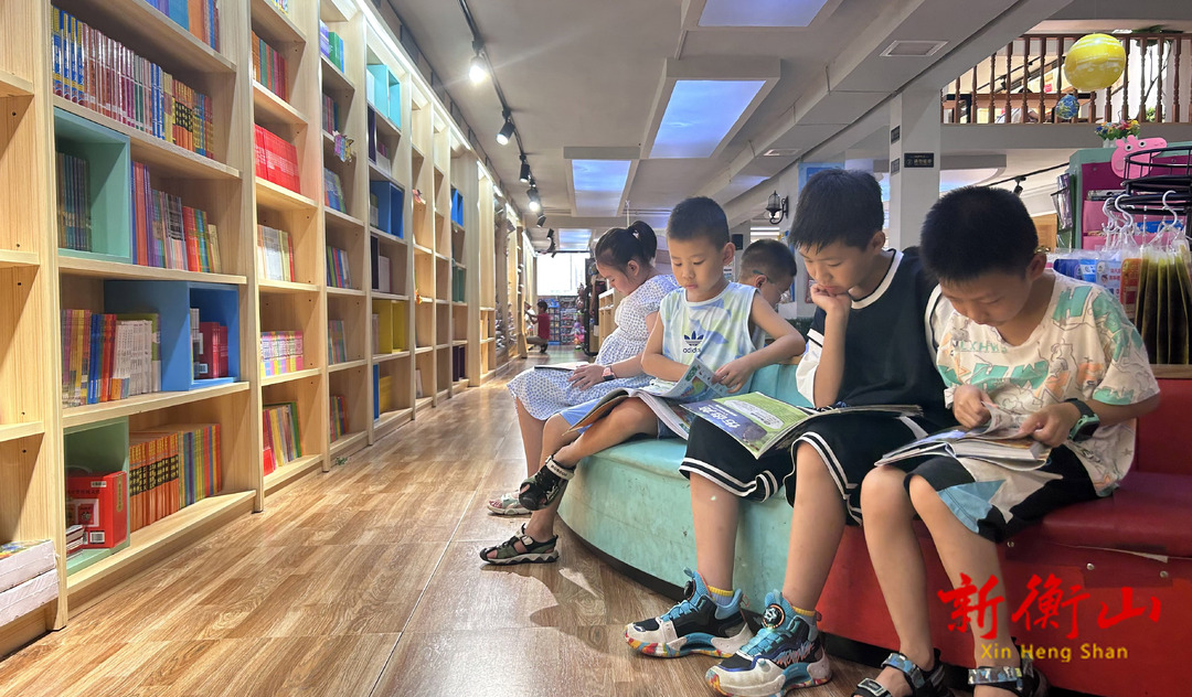 新华书店迎来“暑期小店长”   尽享“书式”生活