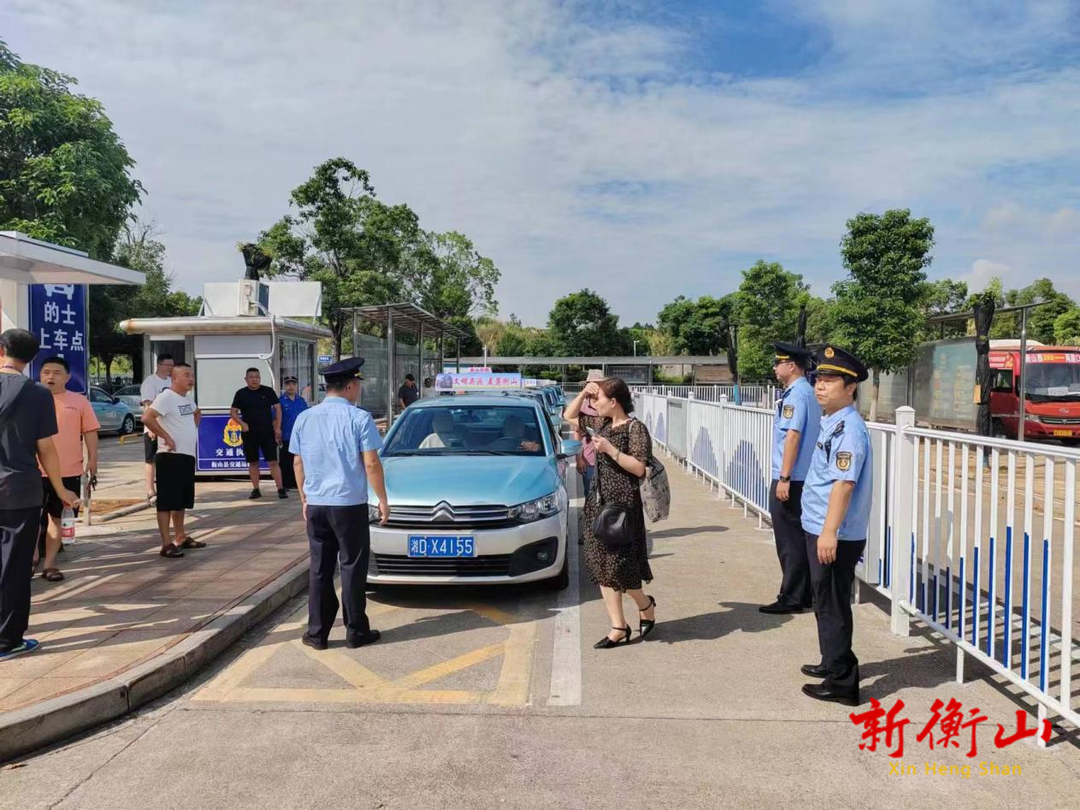 强管理 严执法 维护高铁西站交通秩序