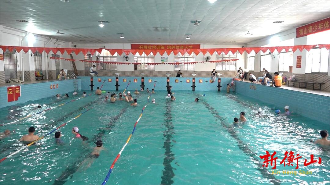 夏日清凉好去处 游泳馆里人气旺 