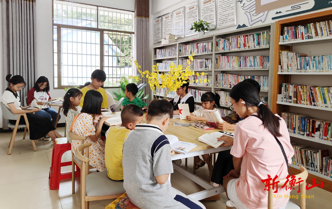 长江镇：孩子在农家书屋内“阅”享暑假